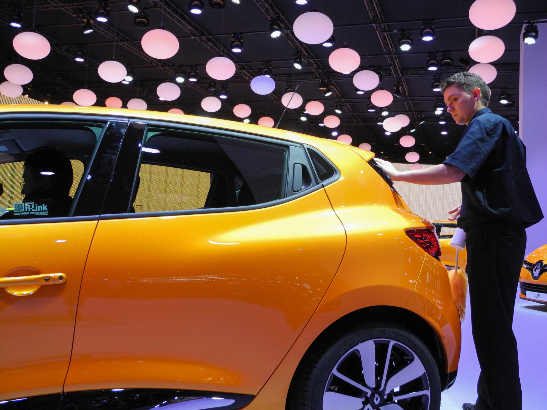 Mann poliert einen Renault Clio auf einer Automesse