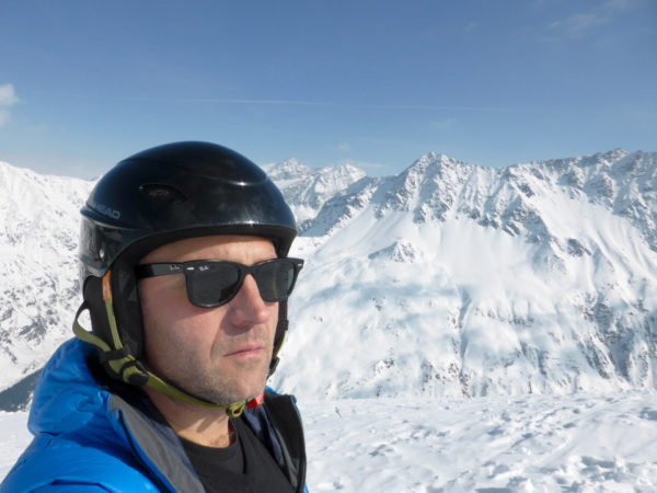 Mann mit Skihelm vor Bergpanorama im Pitztal