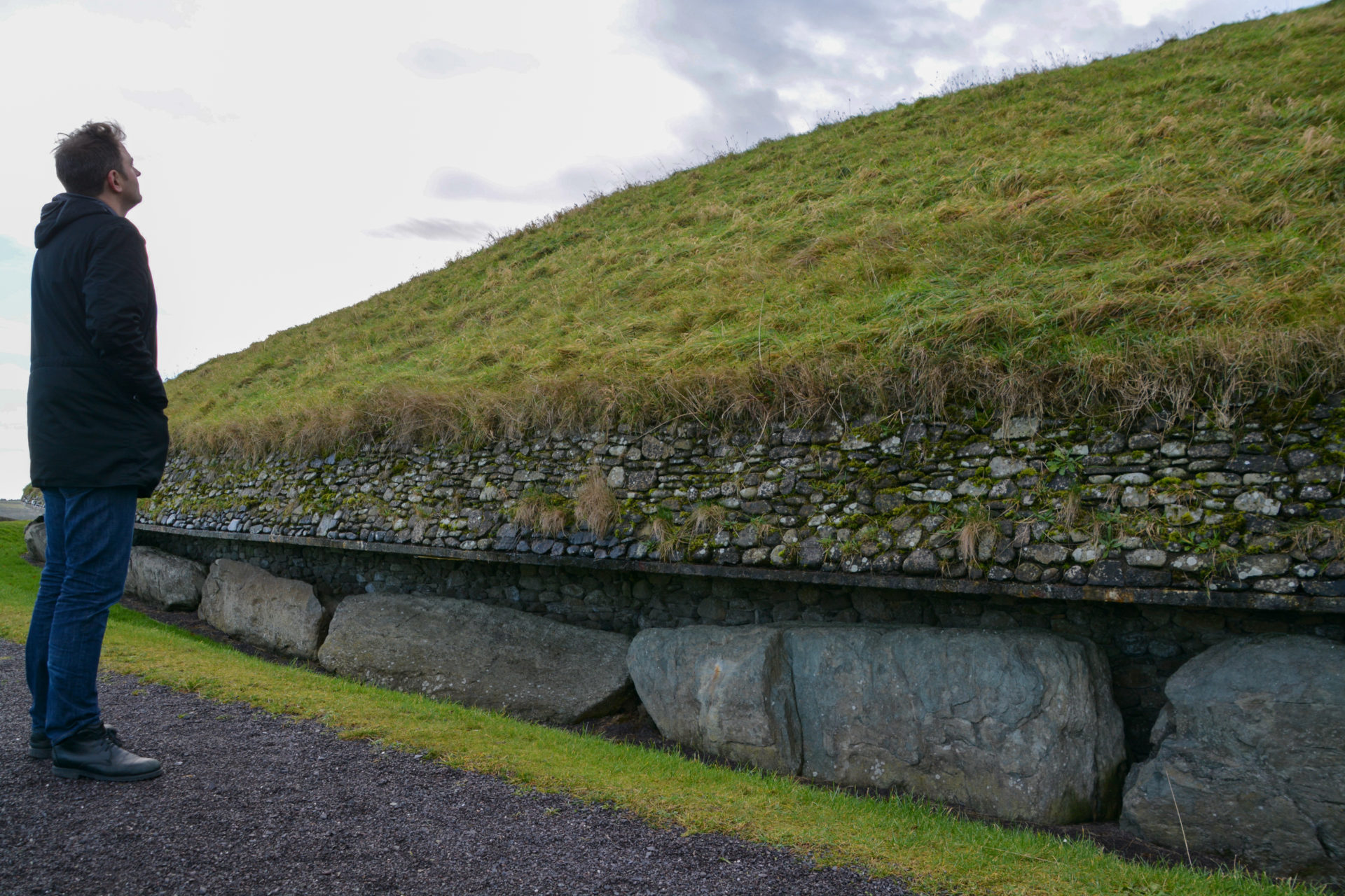 Mann vor Hügelgrab im irischen Newgrange