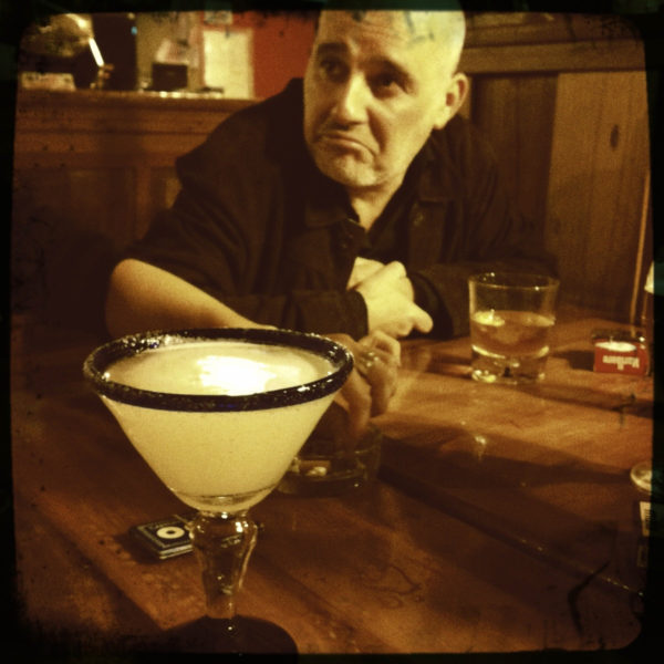 Marcelo mit einer Margharita in einer Bar in Chile