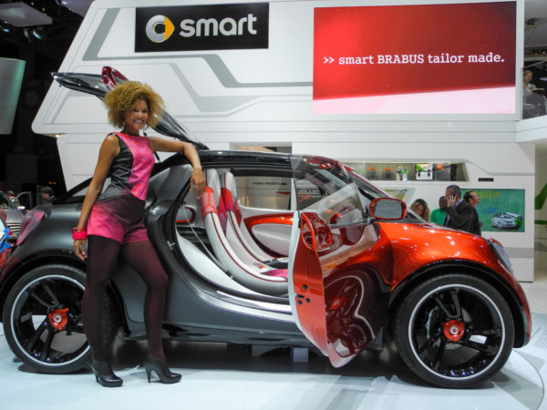 Hostess posiert vor einem Smart beim Pariser Autosalon