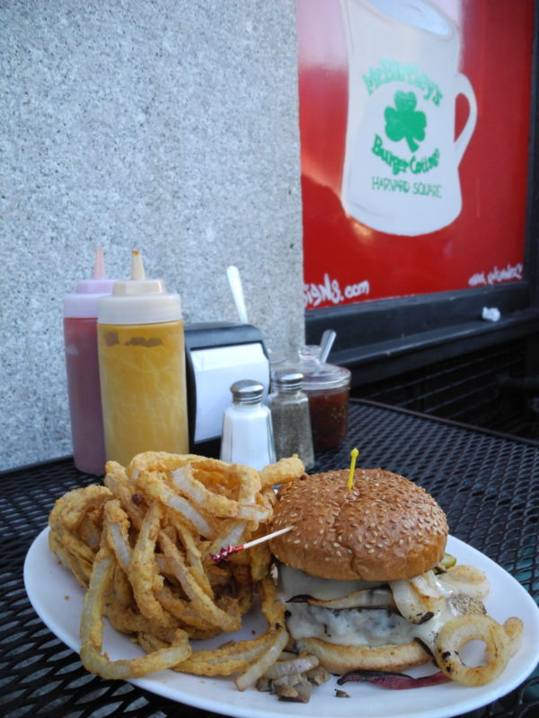 Mitt Romney Burger bei Barleys im Bostoner Stadtteil Cambridge mit Fritten