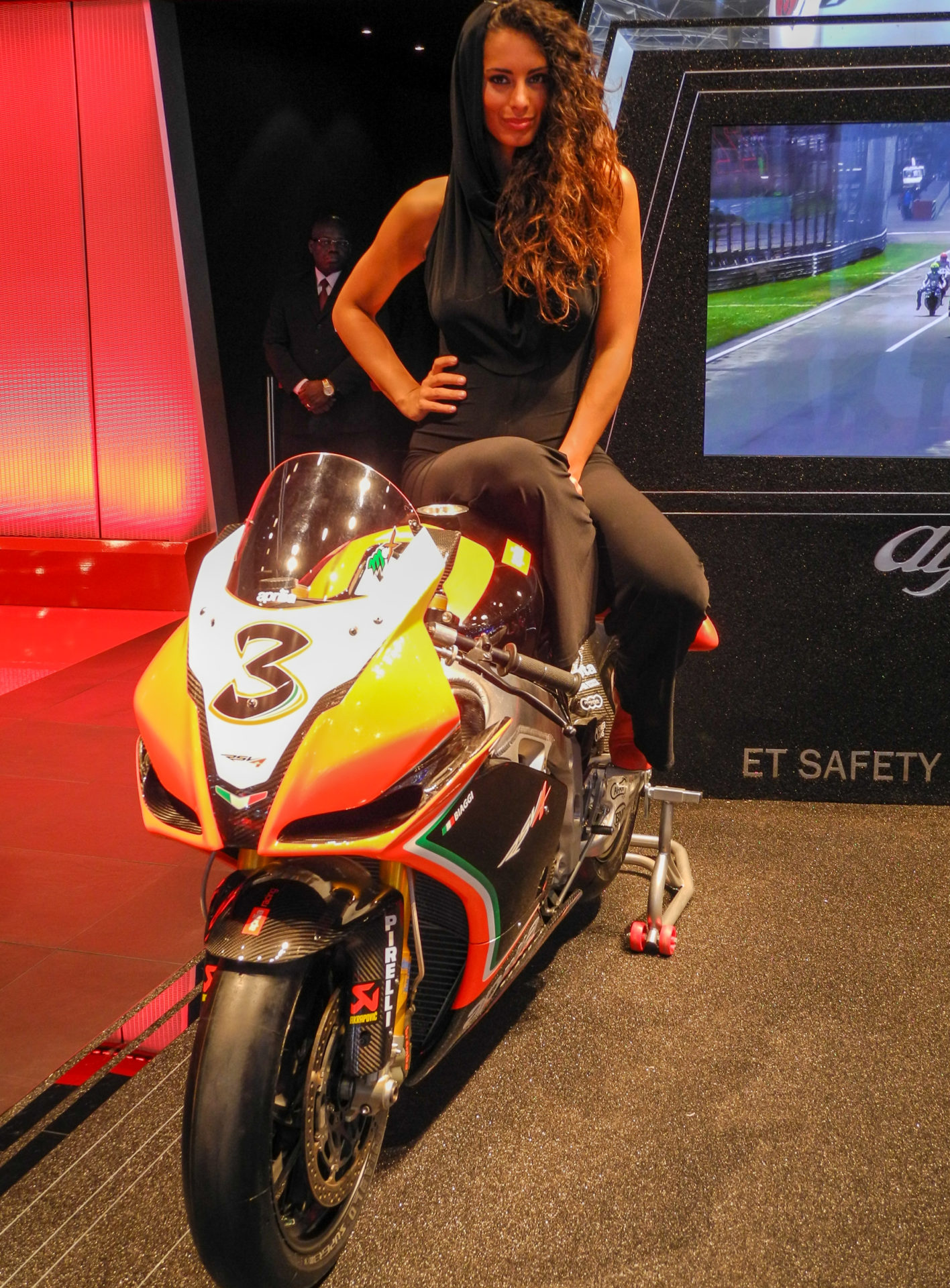 Model auf Motorrad mit Rennnummer 3 beim Autosalon in Paris