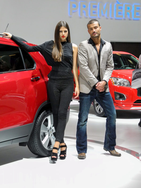 Weibliches und männliches Model vor einem Chevrolet Trax