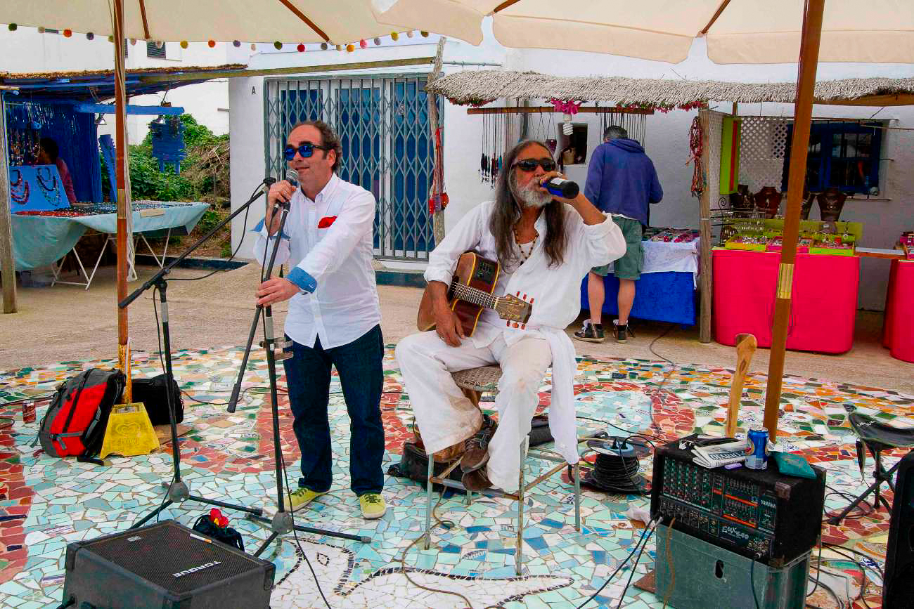Musiker in weißen Klamotten auf Formentera