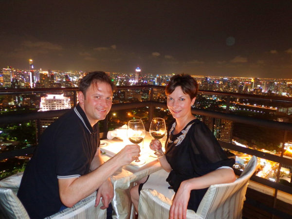 Autorin Alexandra und Fotograf Ralf in der Rooftop-Bar Vertigo des Banyan Tree in Bangkok