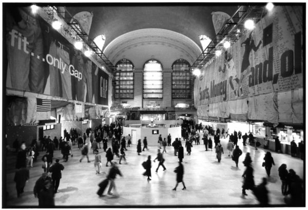 Passagiere eilen durch das Terminal der Grand Central Station in New York
