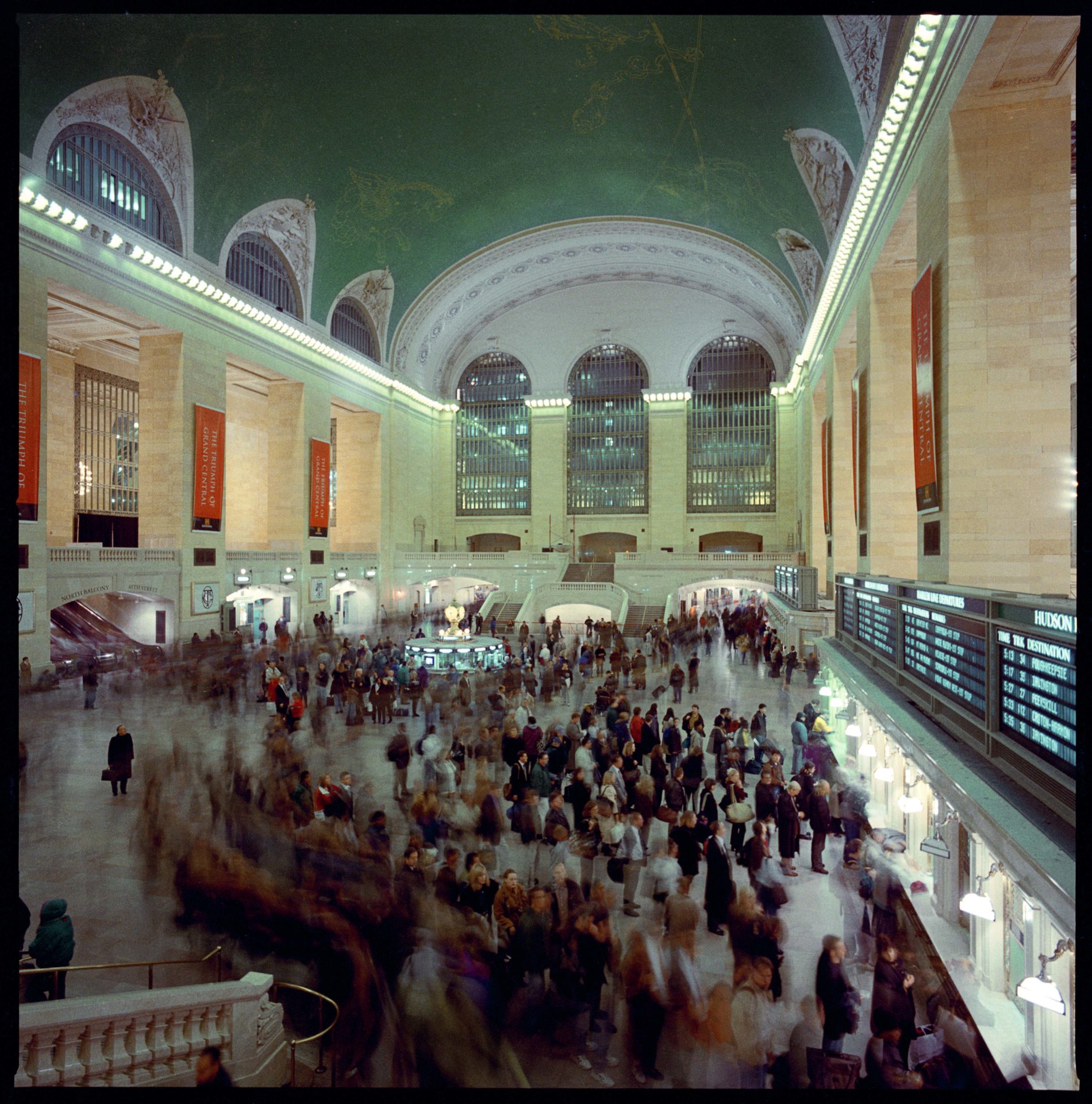 Passagiere am Schalter im Terminal der Grand Central Station, einem Bahnhof mit Geheimnissen