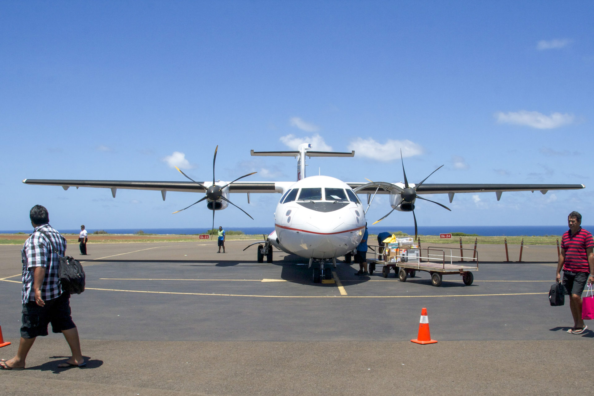 Propellermaschine vm Typ ATR-72 auf dem Flughafen von Nuku Hiva auf den Marquesas
