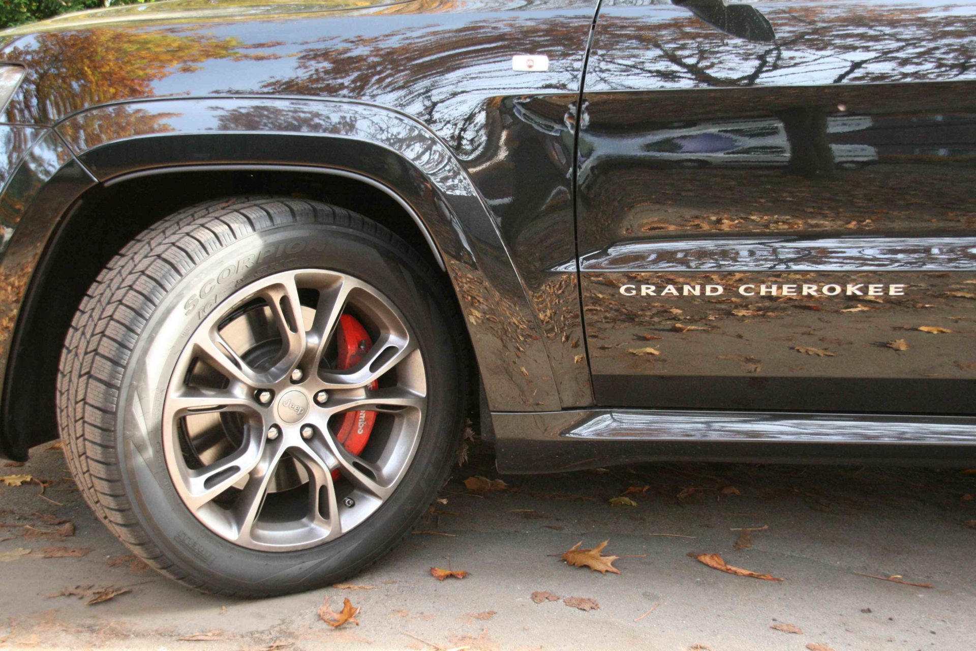 Detail der roten Bremssättel im Rad des Jeep Grand Cherokee