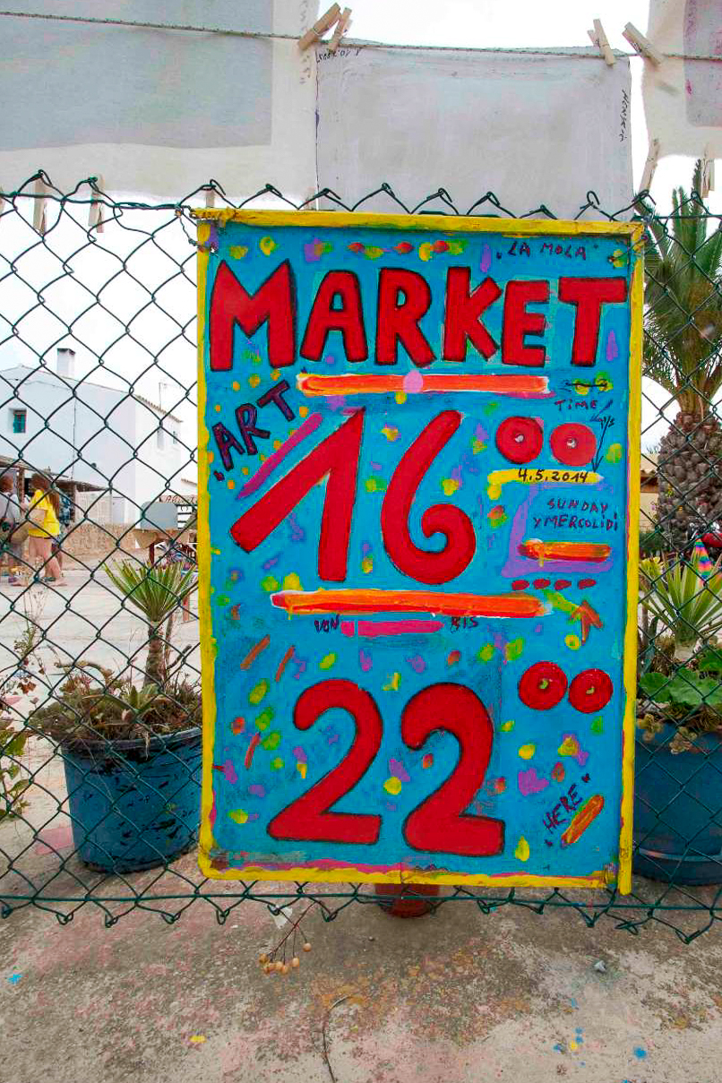 Schild, das auf den Hippiemarkt von Formentera aufmerksam macht