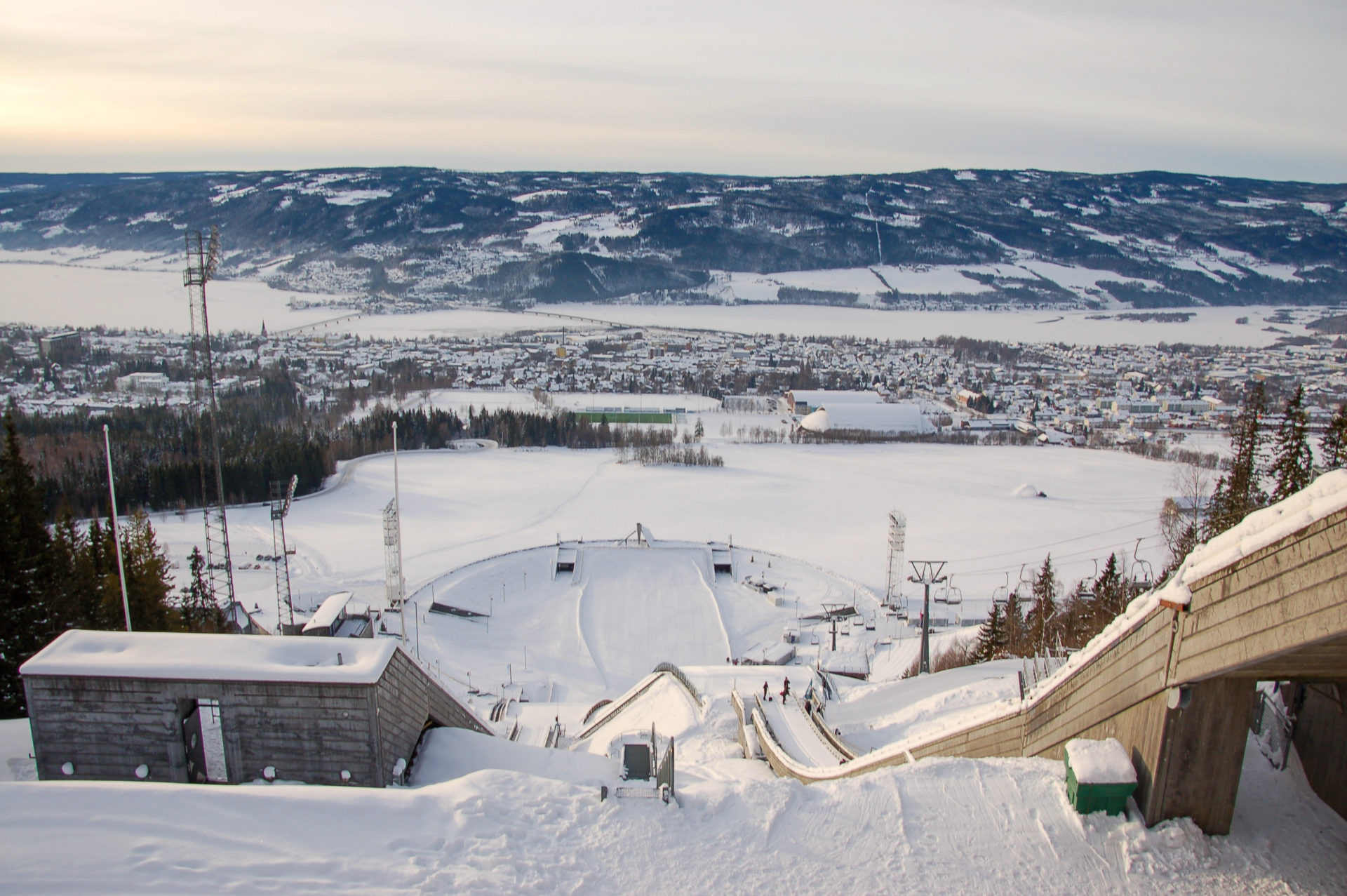 Blick von der Skisprungschanze im norwegischen Lillehammer