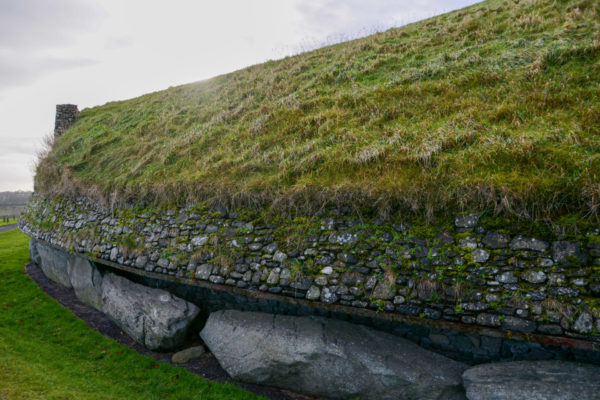 Sonnen scheint auf keltisches Hügelgrab im irischen Newgrange