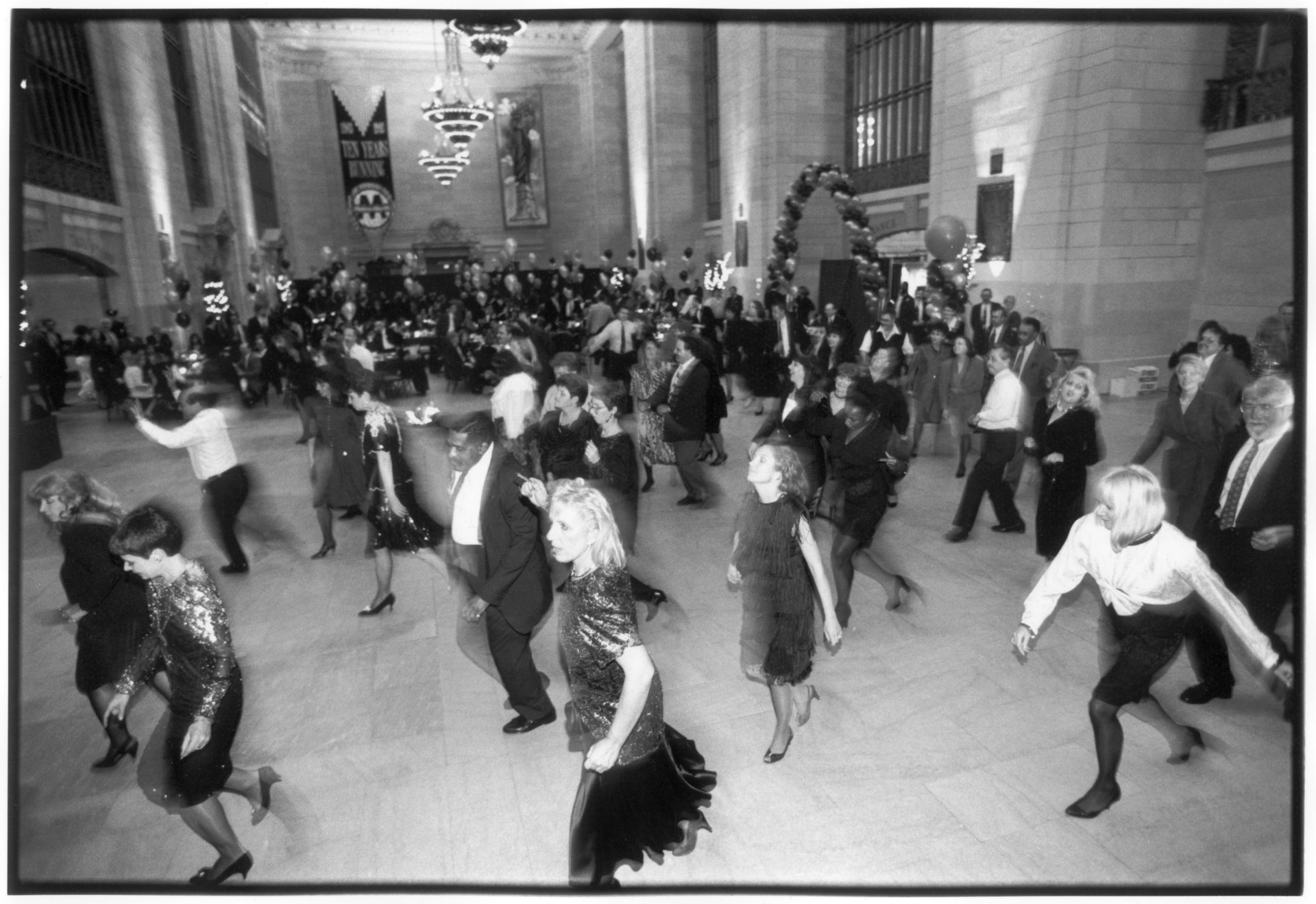 Tanzende Passagiere im großen Terminal der Grand Central Station in New York