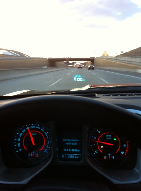 Testfahrt Chevrolet Camaro auf der Autobahn mit Geschwindigkeitsanzeige in der Fensterscheibe
