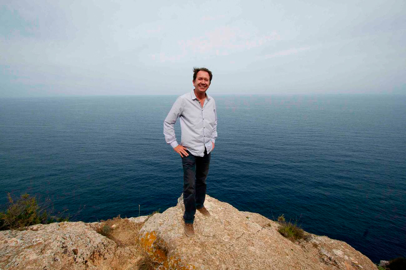 Tourguide Miguel auf einer Klippe im Hochland von Formentera