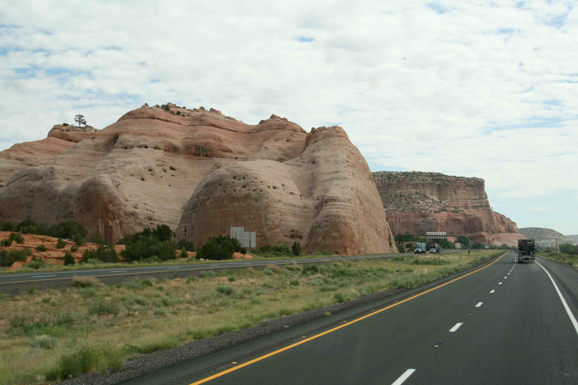 Steinformationen am Rande eines Interstate in Arizona