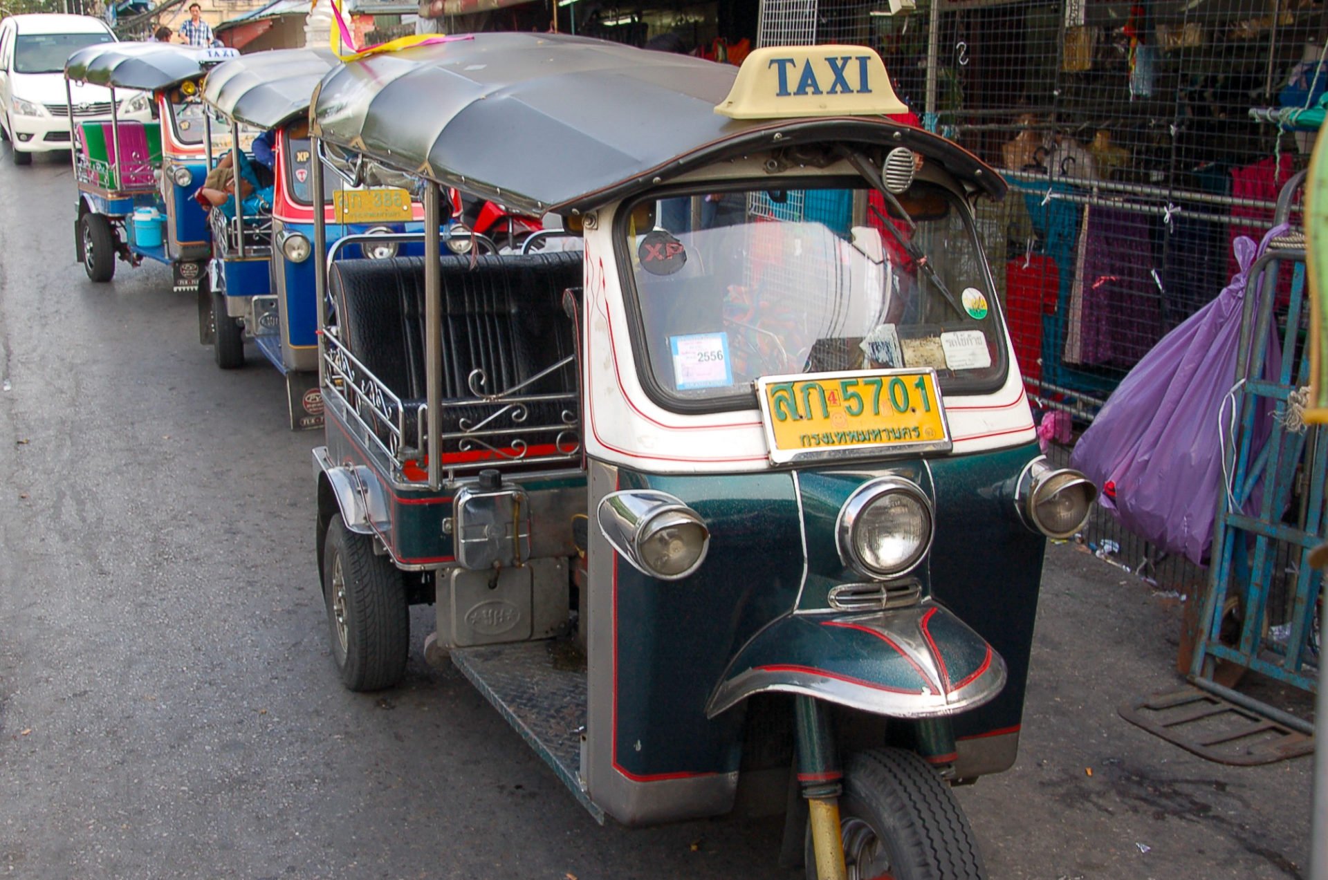 Tuktuks als Taxis in der Innenstadt von Bangkok