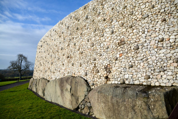 Natursteinmauer des keltischen Hügelgrabs bei Newgrange in Irland