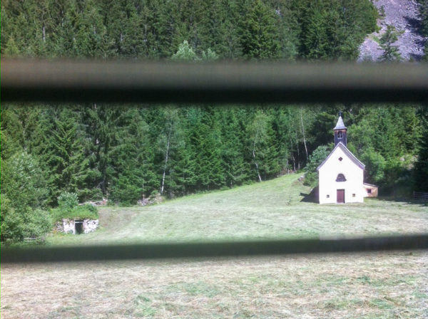 Blick auf Kapelle mit Bergwiese hinter dem Hotel Quelle im Gsieser Tal