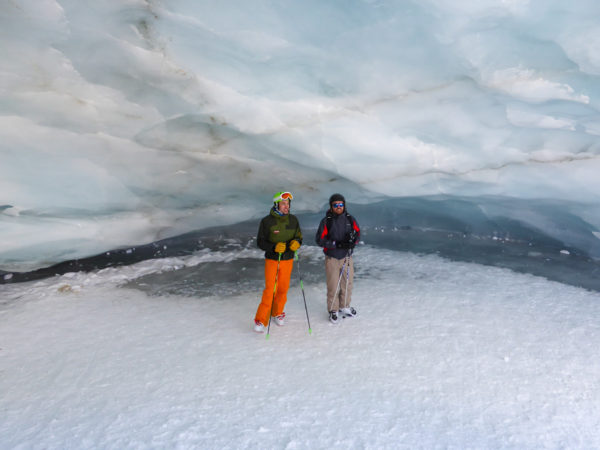 Zwei Skiläufer in einer Eishöhle im Pitztal