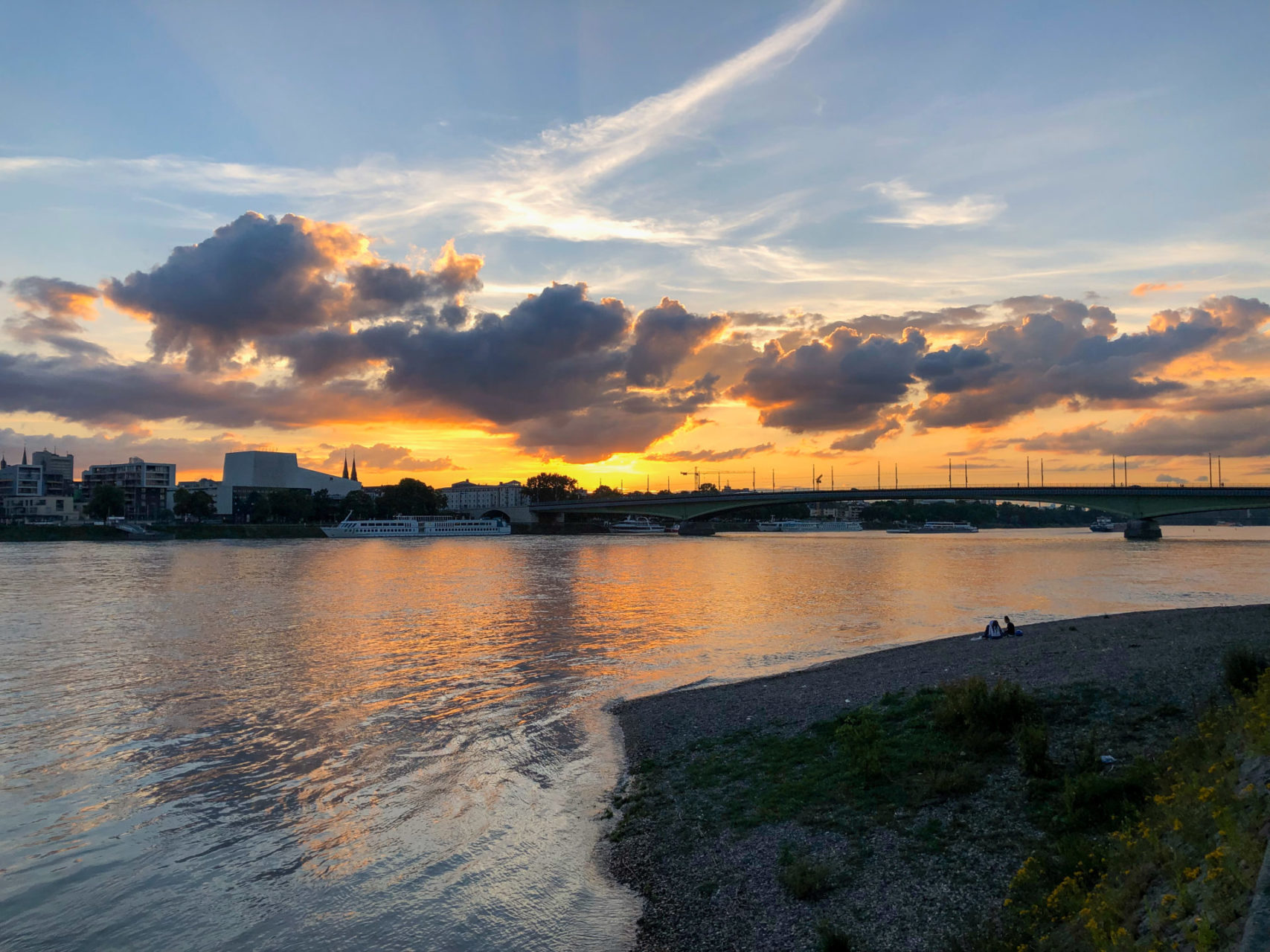 Abensdstimmung über dem Rhein in Bonn mit Kennedybrücke und Oper