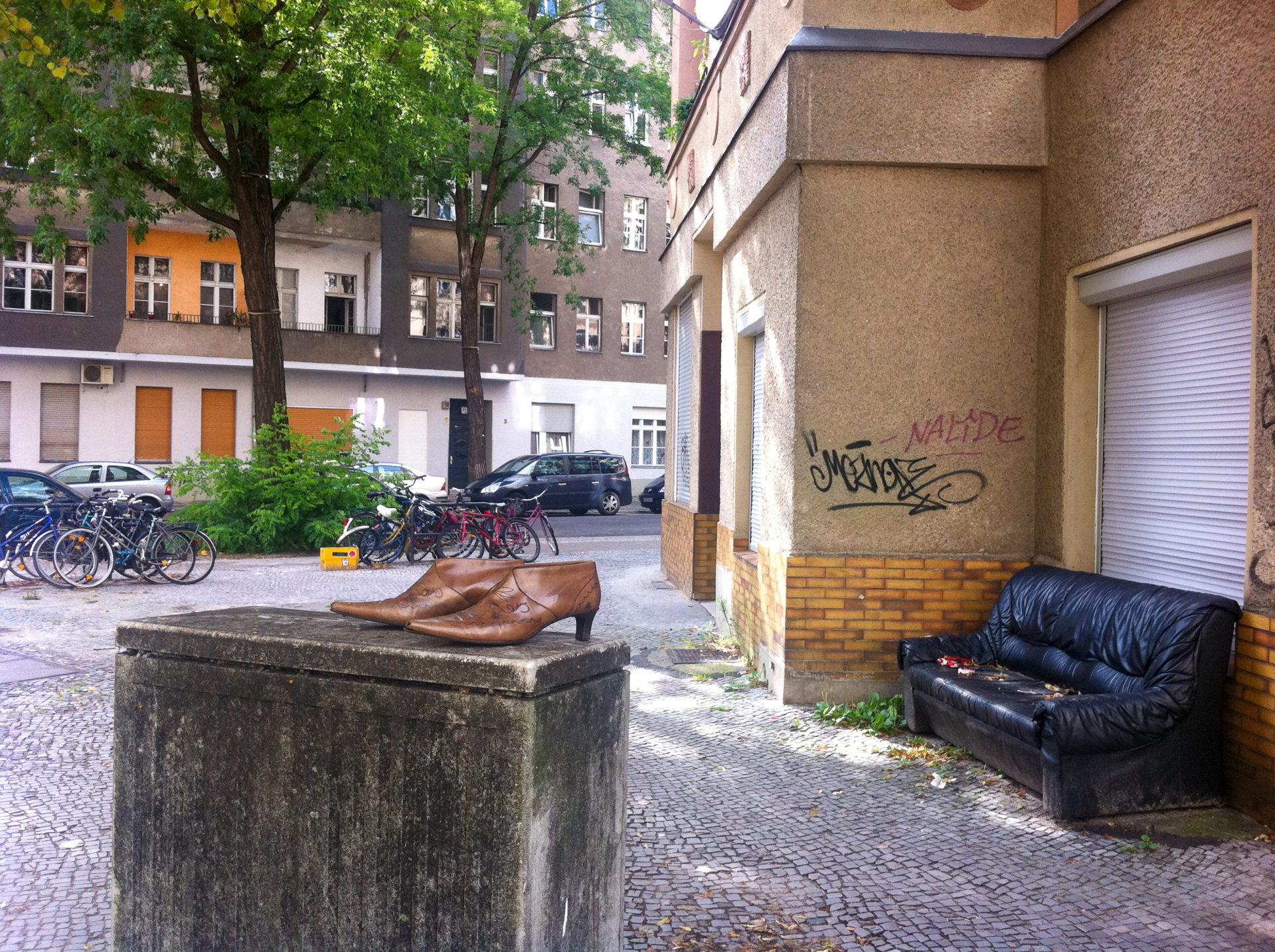 Paar Schuhe auf Stromkasten in Berlin-Neukölln