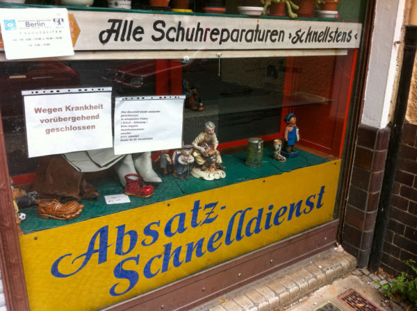 Geschäft eines Schumachers, der sich als Absatzschnelldienst bewirbt in Berlin-Neukölln