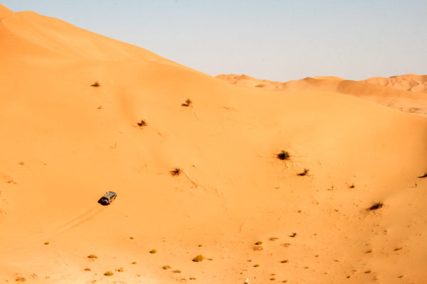 Geländewagen fährt in der Wüste Rub al-Chali eine Düne hinauf