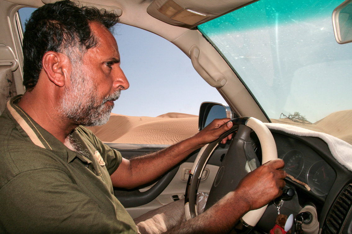Musallem navigiert den Geländewagen auf rätselhafte Weise durch die Wüste Omans