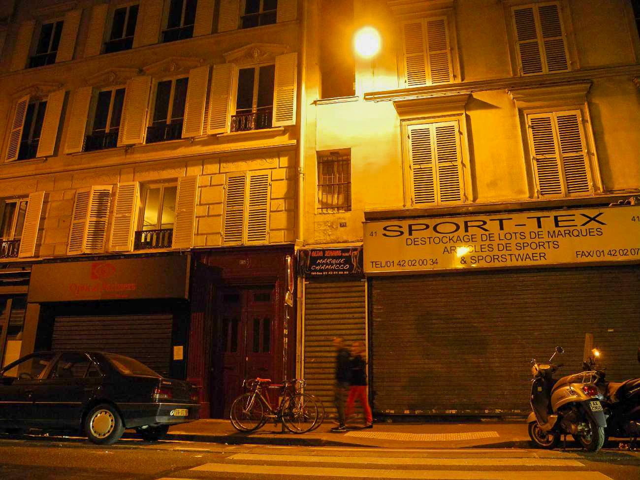 Das kleinste Haus von Paris bei Nacht