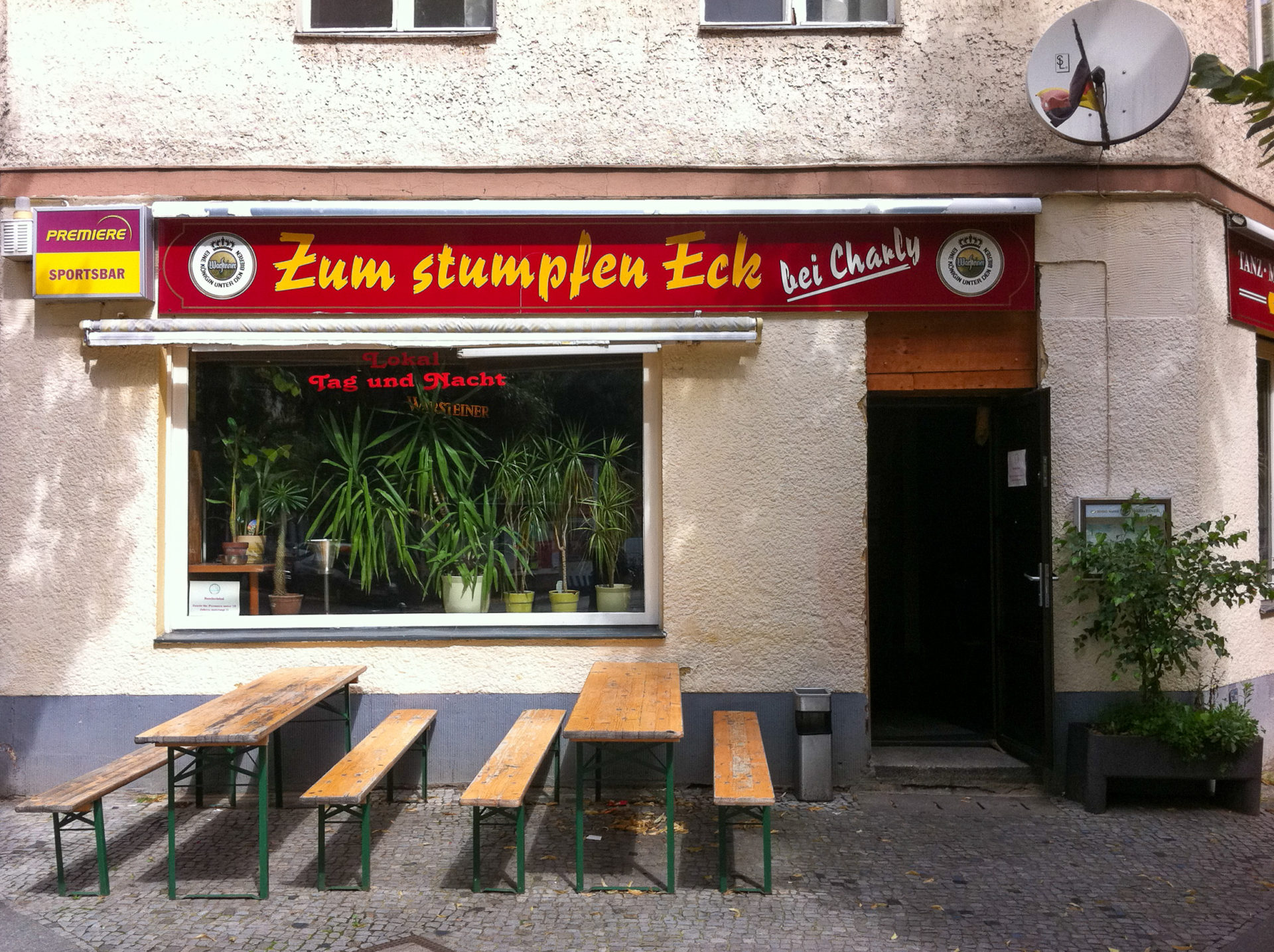 Kneipe Zum Stumpfen Eck in Berlin-Neukölln mit leeren Biergarnituren