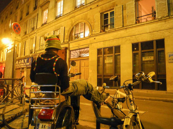 Mann auf Motorrad in einer Pariser Straße