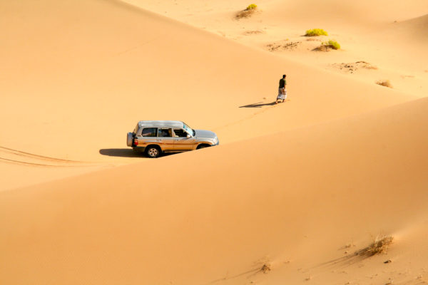 Jeep und Beduine in der größten Sandwüste der Welt, Rub al-Chali im Oman