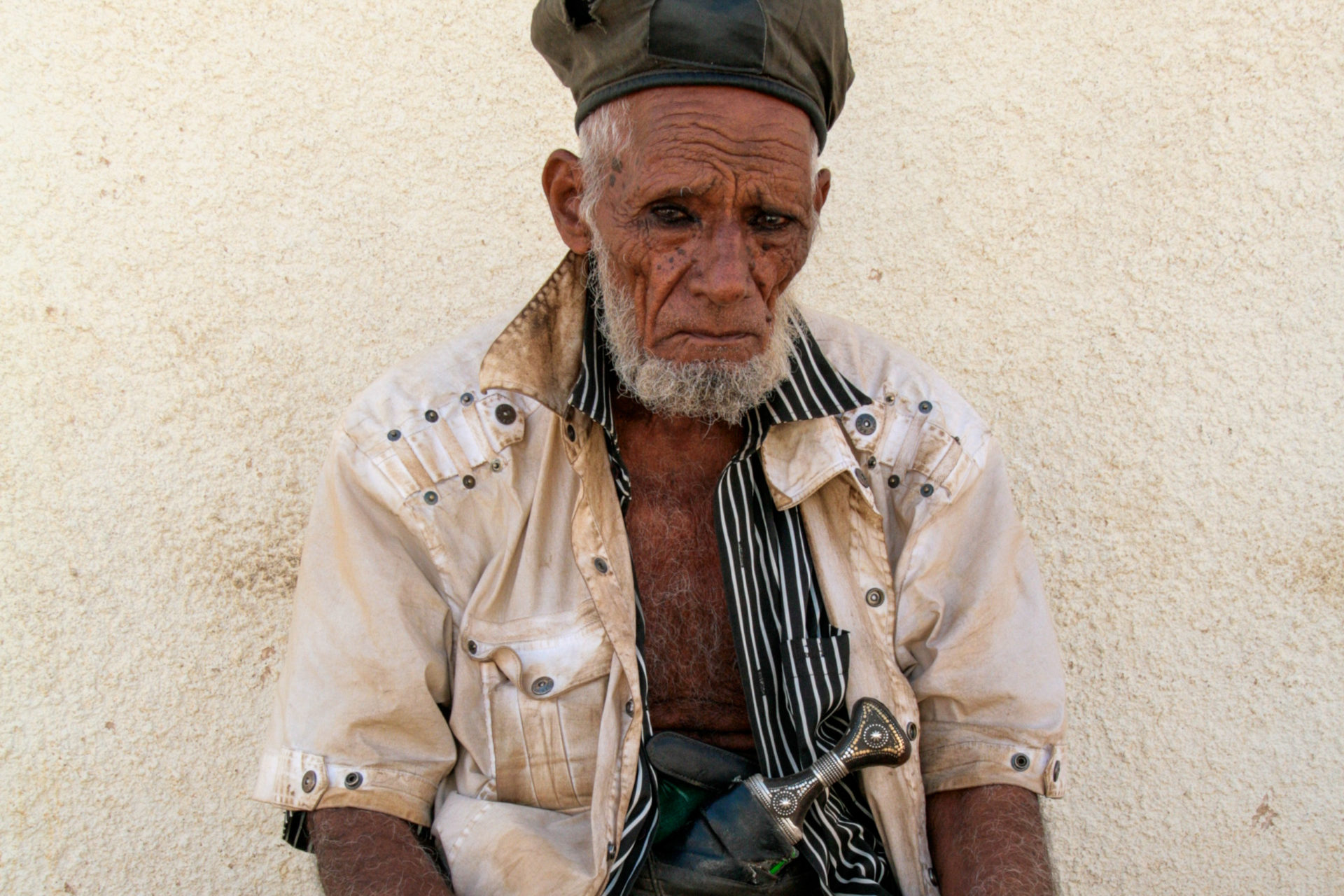 Mann mit Krummdolch in der Wüste Omans, traditioneller Beduine