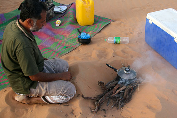 Guide Musallem bereitet einen Kameleintopf zu im Oman