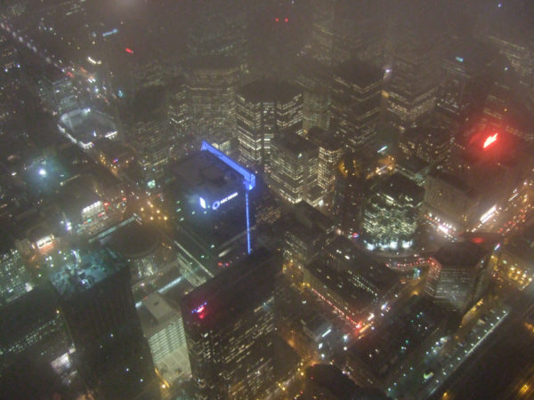 Blick vom CN-Tower in Toronto bei Dunst und Dunkelheit
