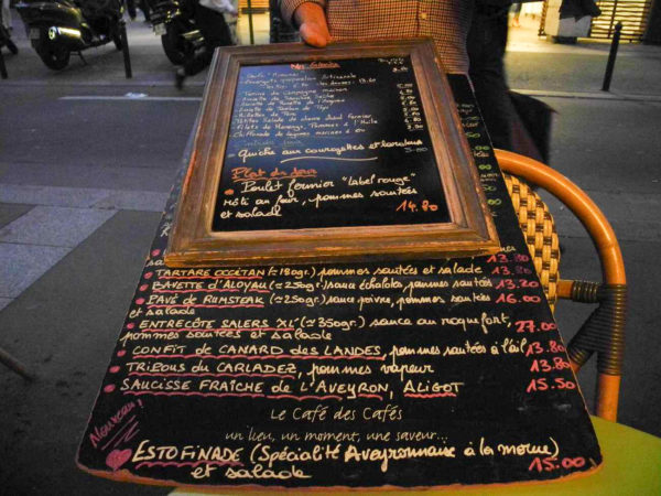 Speisekarte auf einer Tafel im Restaurant Pendule Occitane
