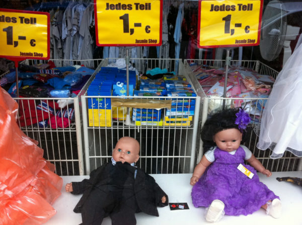 Puppen im Schaufenster eines Ramschladens
