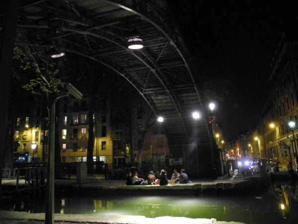 Studenten lungern am Canal de Saint-Denis unter einer Brücke herum