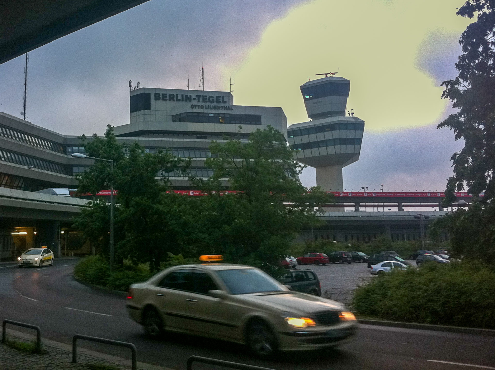 Taxi verlässt den Flughafen Berlin Tegel