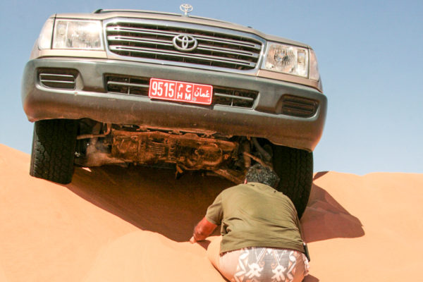 Guide Musallem befreit einen festgefahrenen Geländewagen in der Wüste Rub al-Chali
