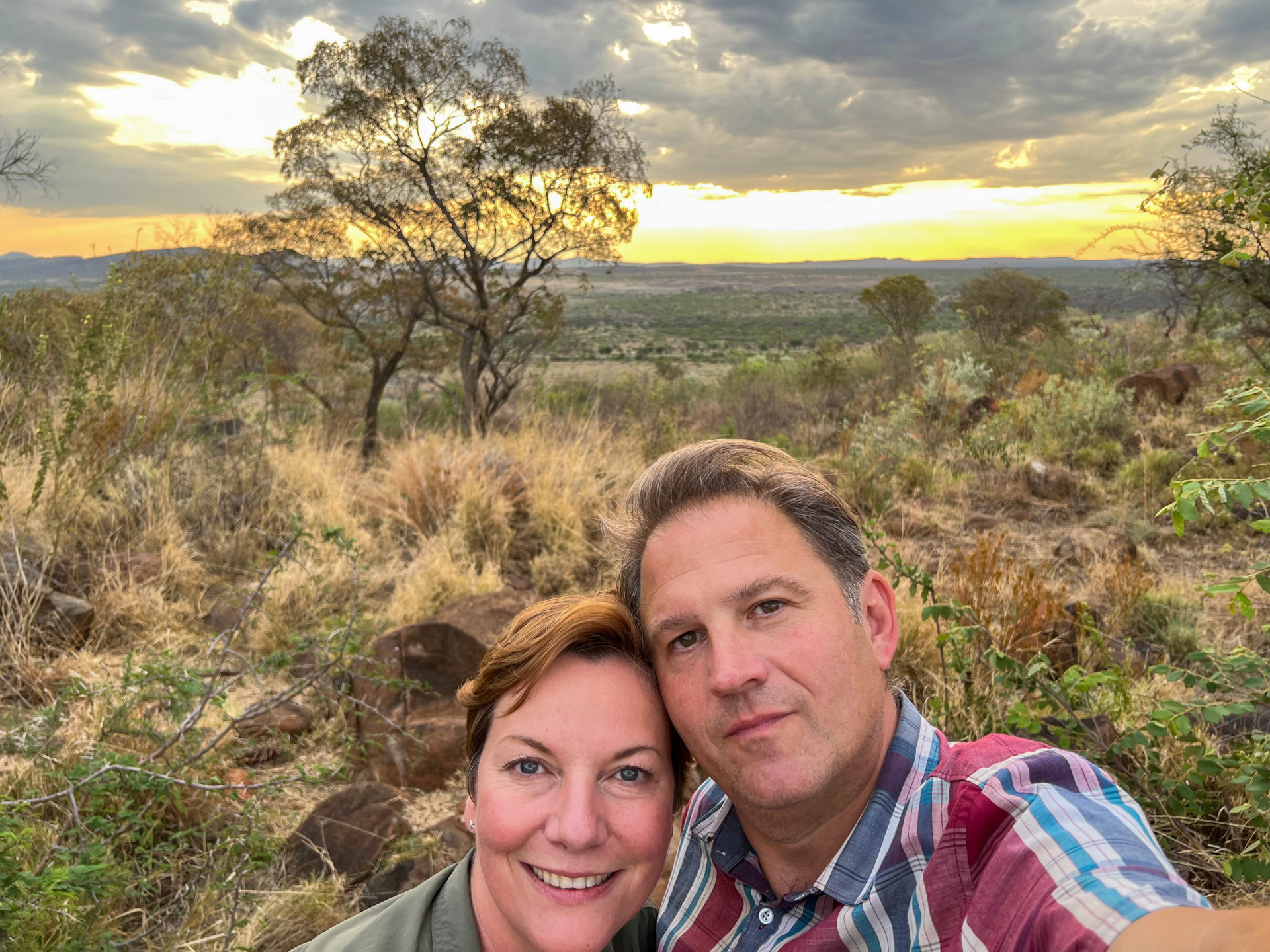 Mann und Frau machen Selfie vor der Steppe Afrikas