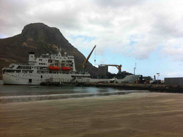 Die Aranui 3 wird im Hafen mit ihrer Fracht beladen