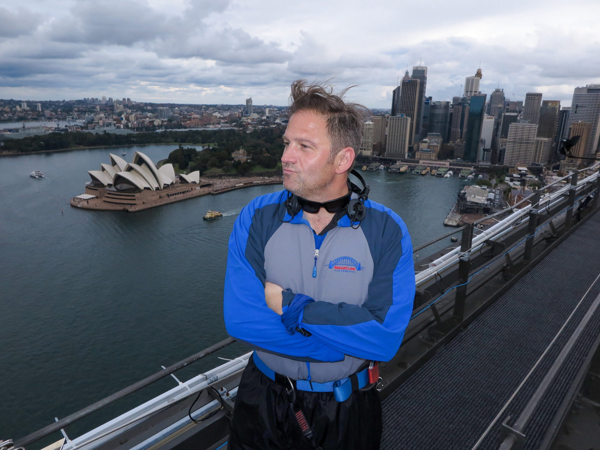 Autor Ralf Johnen selbstzufrieden auf der Harbour Bridge in Sydney