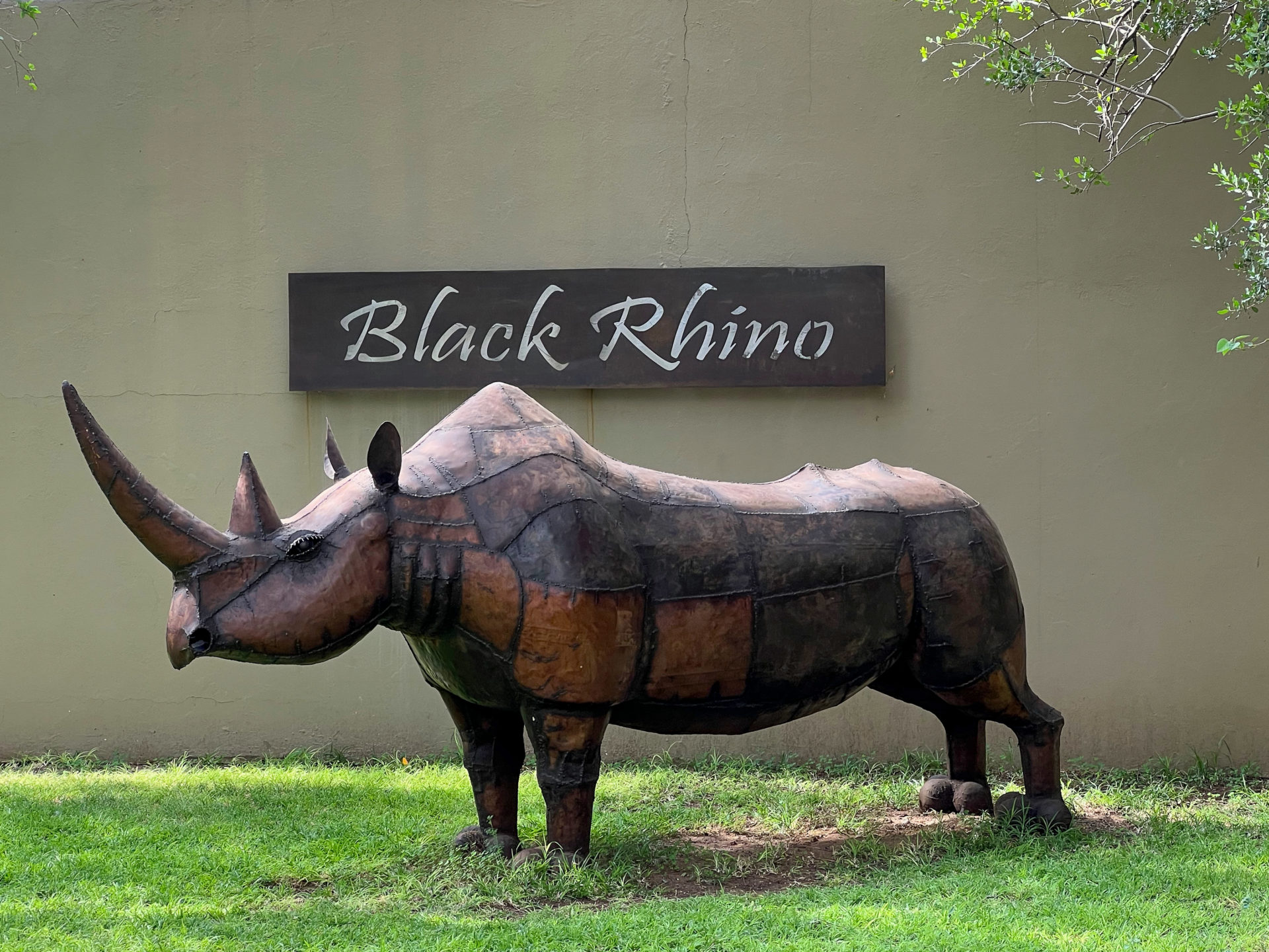 Skulptur eines Nashorns vor dem Hauptgebäude der Black Rhino Game Lodge in Südafrika