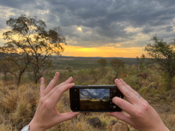Frau fotografiert die Landschaft in Pilanesberg