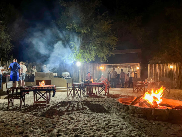 Lagerfeuerromantik in der Black Rhino Game Lodge in Südafrika