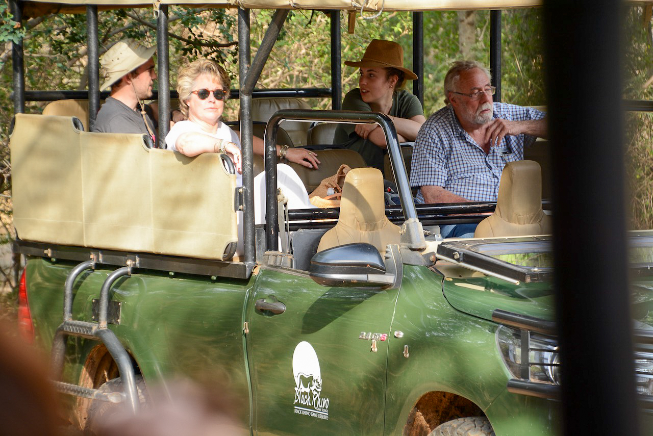 Safari-Fahrzeug der Black Rhino Game Lodge mit Insassen
