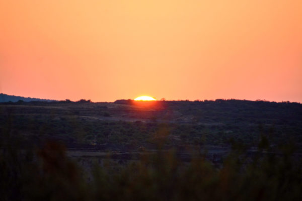 Die Sonne geht unter über einem Hügel im Norden Südafrikas
